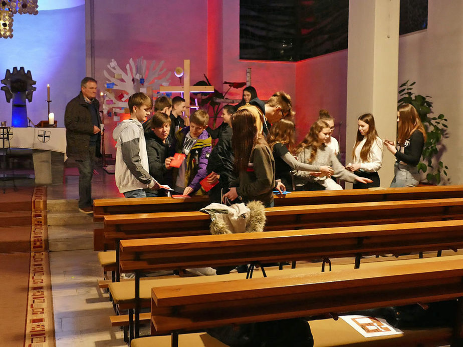 Firmvorbereitung mit Tauferinnerungsgottesdienst in St. Maria, Wolfhagen (Foto: Karl-Franz Thiede)